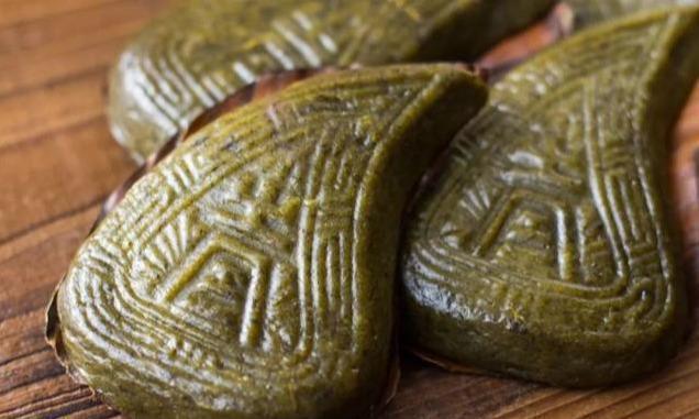 图1：春日田野中，鼠曲草（Gnaphalium affine）制成的传统鼠壳粿，色泽深绿